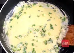 Illustration of how to make green onion soft pancake 3