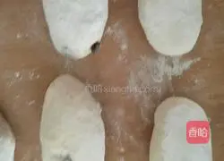 Illustration of how to make sorghum flour steamed buns with raisins for a unique flavor 5