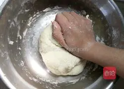 Illustration of how to make salt and pepper scallion pancake 3