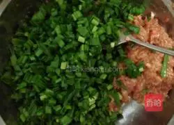 Illustration of how to make leek and meat dumplings 4