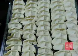 Illustration of how to make celery, fungus and pork dumplings 6