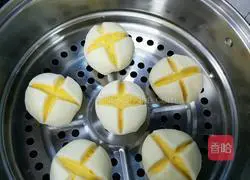 Illustration of how to make pumpkin blossom steamed buns 19