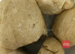Illustration of how to make steamed buns with brown sugar bean paste filling 12