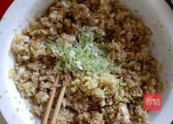 Illustration of how to make pickled cabbage dumplings 5