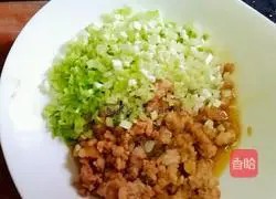 Illustration of how to make steamed buns with chive yellow pork stuffing 5