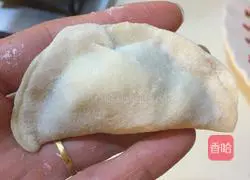 Illustration of making dumplings stuffed with sophora flower stuffing 10