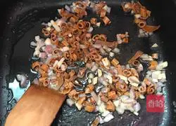 Illustration of how to make duck esophageal fried rice 8