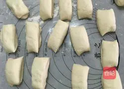 Illustration of how to make celery and carrot meat buns 6