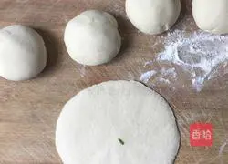 Illustration of how to make leek and pork vermicelli buns 3