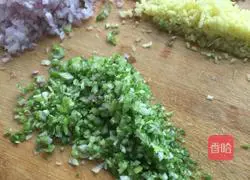 Illustration of how to make potato and pork dumplings 6