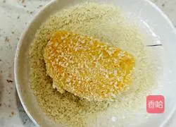 Illustration of how to make golden steamed bun slices 4