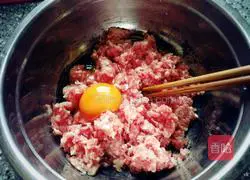 Illustration of how to make beef and celery dumplings 1