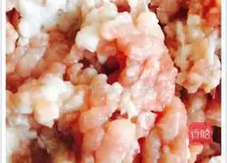 Illustration of how to make dumplings stuffed with celery and lotus root 1