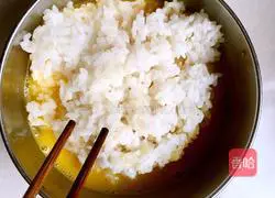 Illustration of how to make lazy golden fried rice 3