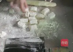 Illustration of how to make milk-flavored steamed buns 9
