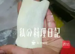 Illustration of how to make shepherd's purse, green vegetables, enoki mushroom and meat stuffing Yuanbao wontons 13