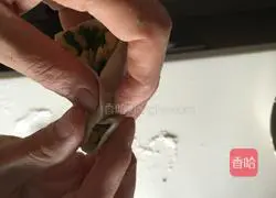 Illustration of how to make dumplings with three fresh fillings 19