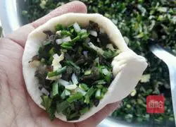 Illustration of how to make steamed buns stuffed with chives 11