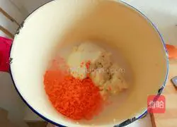 Illustration of how to make bean dregs and carrot steamed buns 3