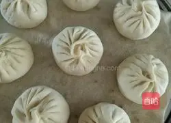 Illustration of how to make steamed buns with sauced meat and chives 10