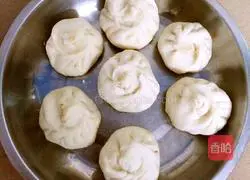 Illustration of how to make mushroom and meat buns 9