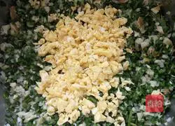 Illustration of how to make leek, egg and fungus dumplings 4