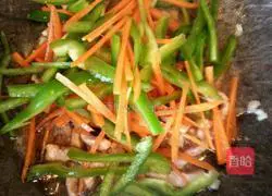 Illustration of how to make fried noodles with spicy pepper and shredded pork 5