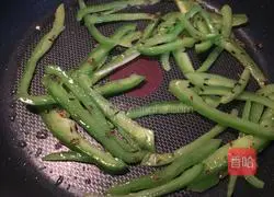 Illustration of how to make chive egg pancakes with cumin and potato shreds 8