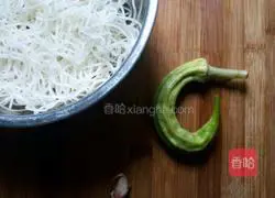 Illustration of how to make okra noodles 1