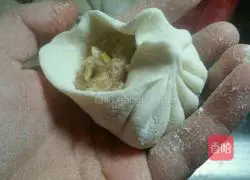 Illustration of how to make carrot and meat buns 12