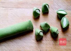 Illustration of how to make cabbage (Baicai) dumplings 12