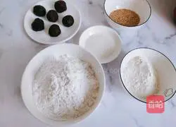 Illustration of how to make glutinous rice cakes with sesame and bean paste 2