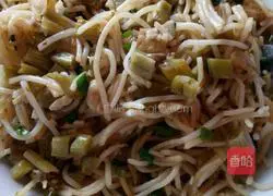 Illustration of how to make fried noodles with pickled beans 6