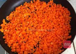 Illustration of how to make carrot and egg fried rice 3