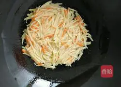 Illustration of how to make potato and carrot pancakes 3