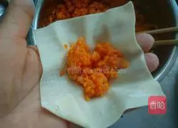 Illustration of how to make carrot and meat wontons 5