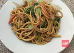 Illustration of how to make stir-fried noodles with shredded vegetables and pork 5