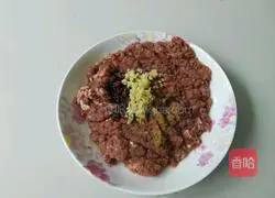 Illustration of how to make mutton and radish dumplings 3