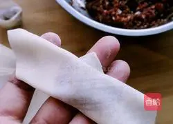 Illustration of how to make fresh meat wontons 6