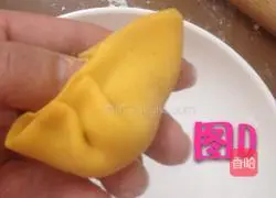 Double-fold dumpling wrapping method illustration 5