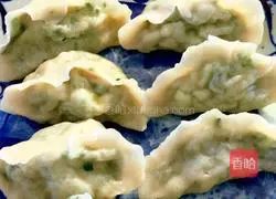 Illustration of how to make leek, egg and shrimp skin dumplings 11