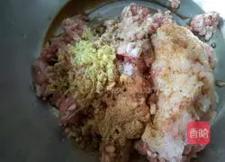 Illustration of how to make dumplings stuffed with three delicacies stuffing 2 