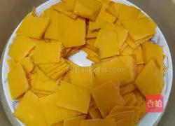 Illustration of how to make pumpkin blossom steamed buns 1