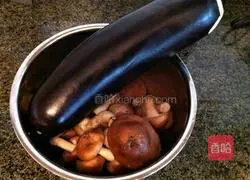 Illustration of how to make eggplant stuffed dumplings 1