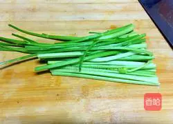 Illustration of how to make celery and pork dumplings 2