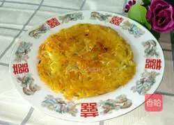 Illustration of how to make golden potato shredded pancake 6