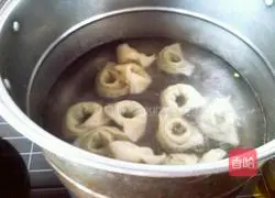 Illustration of how to make celery and pork wontons 10