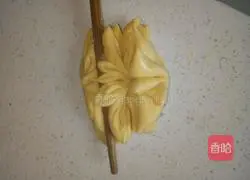 Illustration of how to make pumpkin lotus steamed buns 11