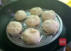 Illustration of how to make shrimp and water spinach buns 16