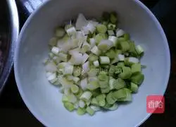 Illustration of how to make shrimp, pork and vegetable fried rice 4